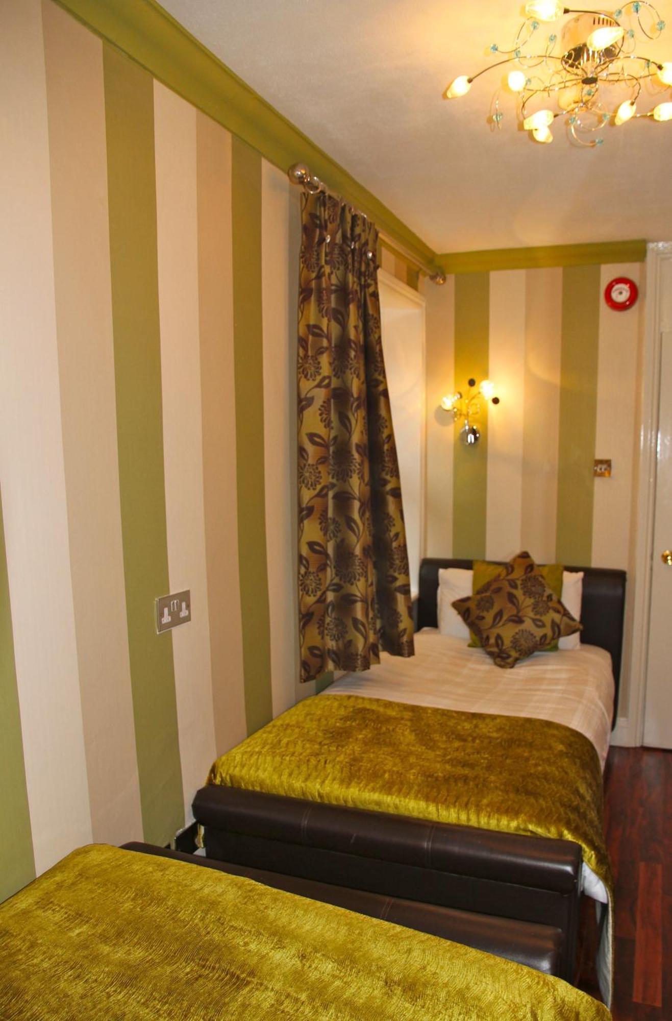 Crompton Guest House Хаунслоу Экстерьер фото