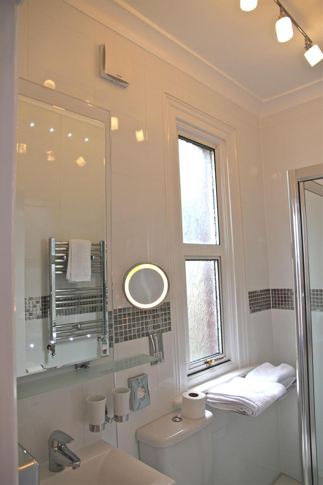 Crompton Guest House Хаунслоу Экстерьер фото