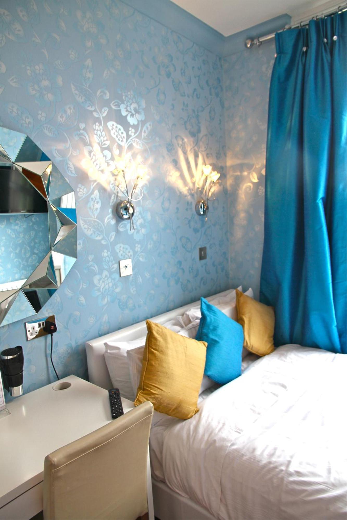 Crompton Guest House Хаунслоу Экстерьер фото