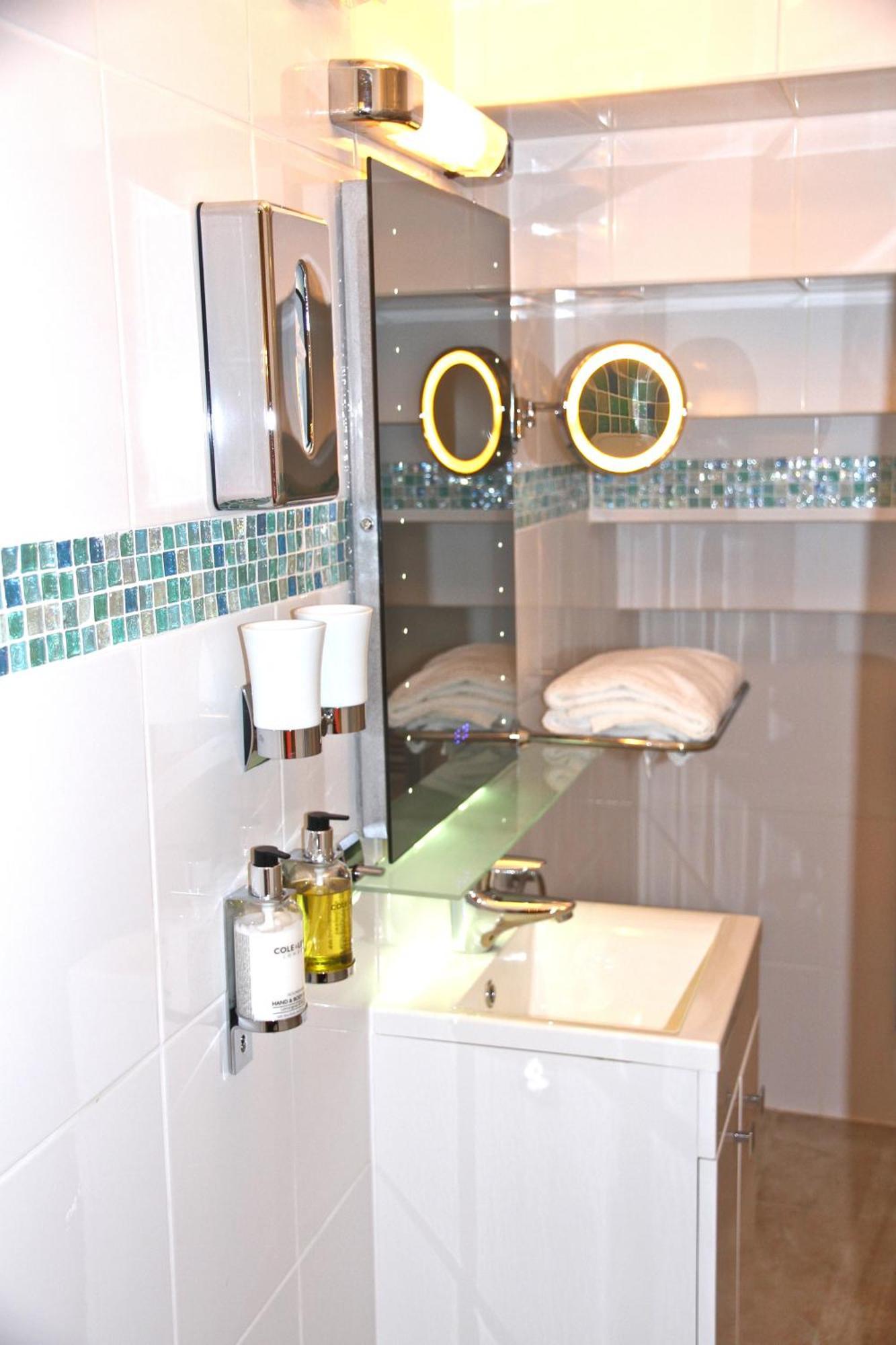 Crompton Guest House Хаунслоу Экстерьер фото