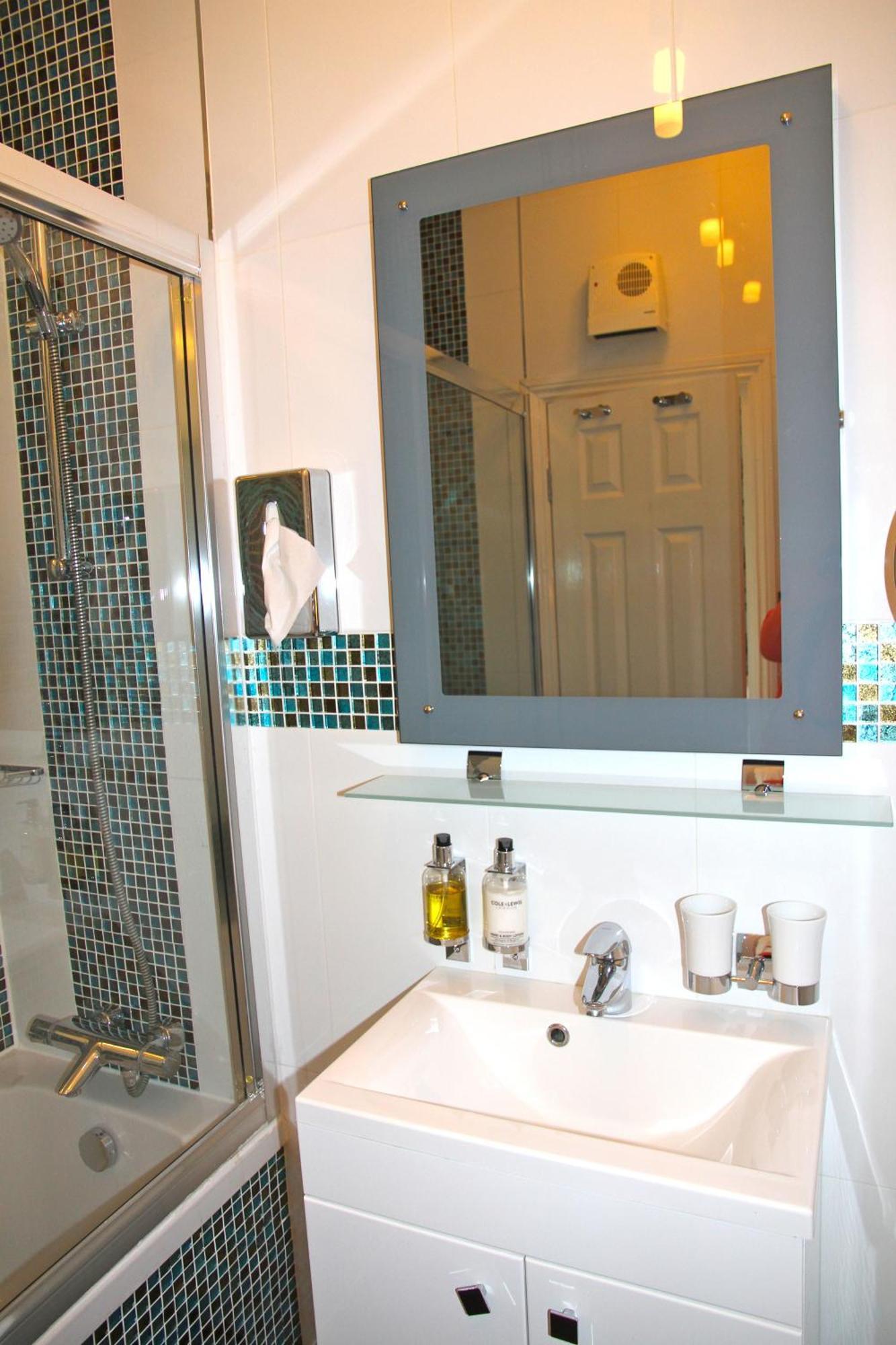Crompton Guest House Хаунслоу Экстерьер фото