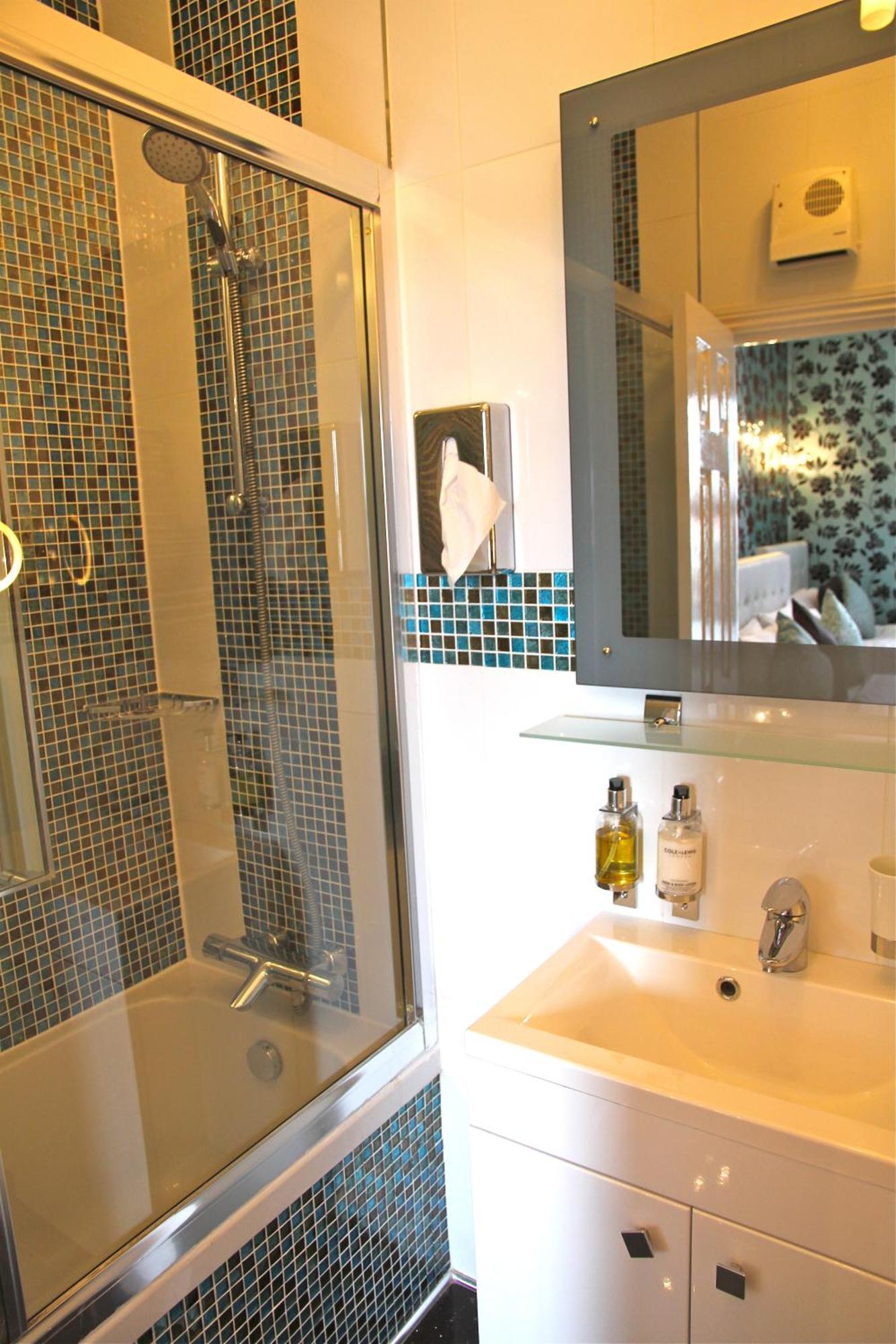 Crompton Guest House Хаунслоу Экстерьер фото