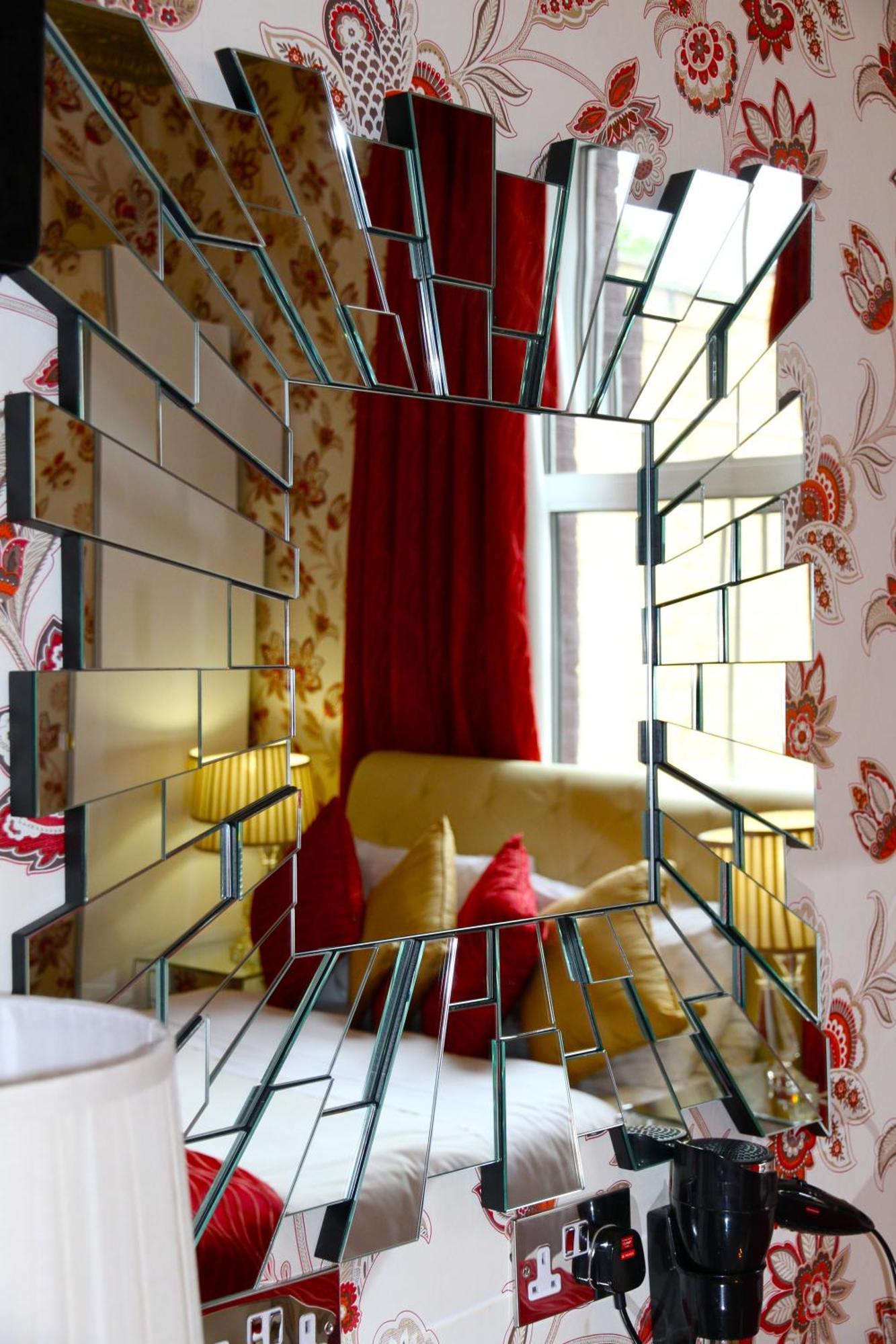 Crompton Guest House Хаунслоу Экстерьер фото