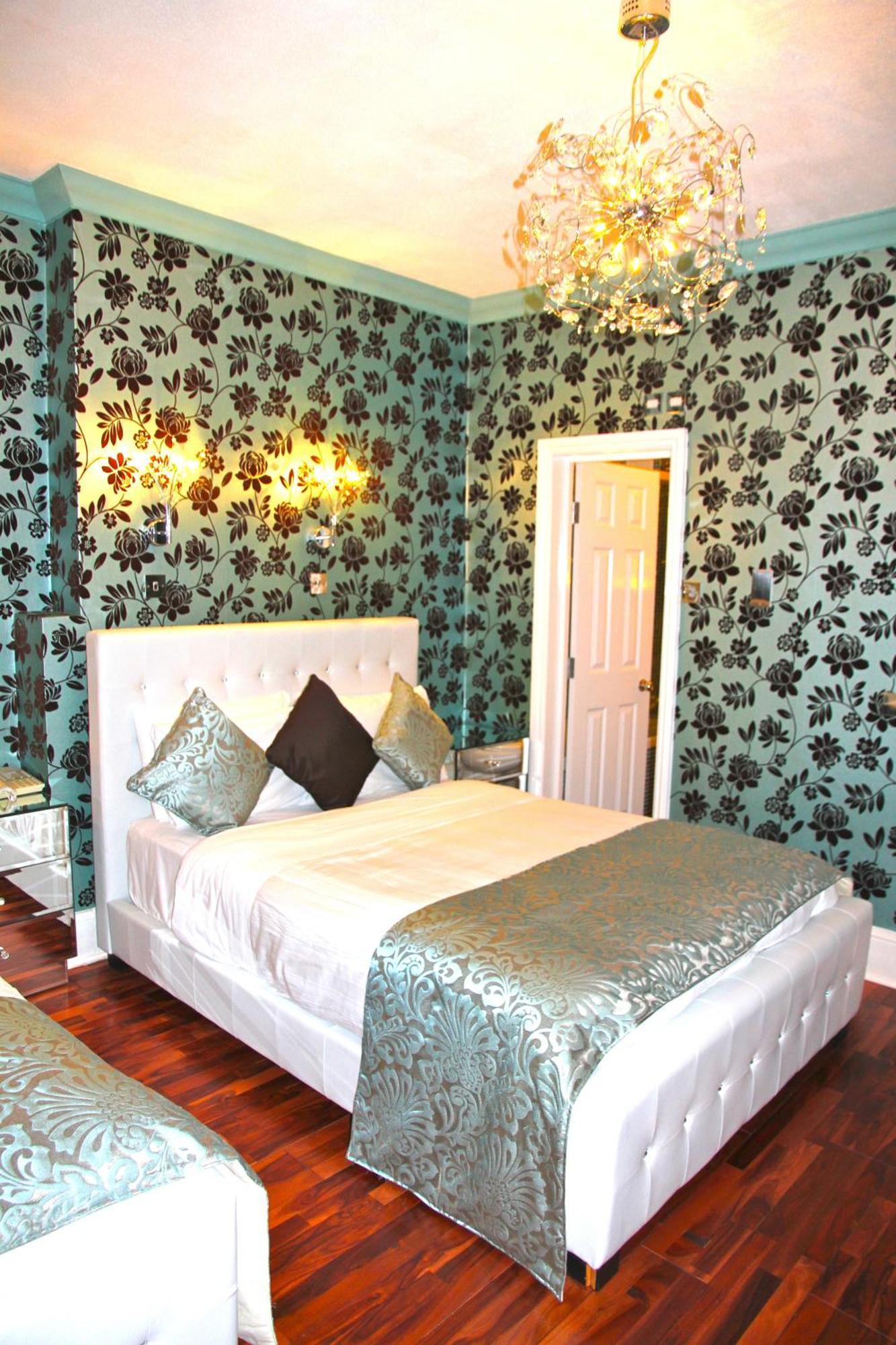 Crompton Guest House Хаунслоу Экстерьер фото