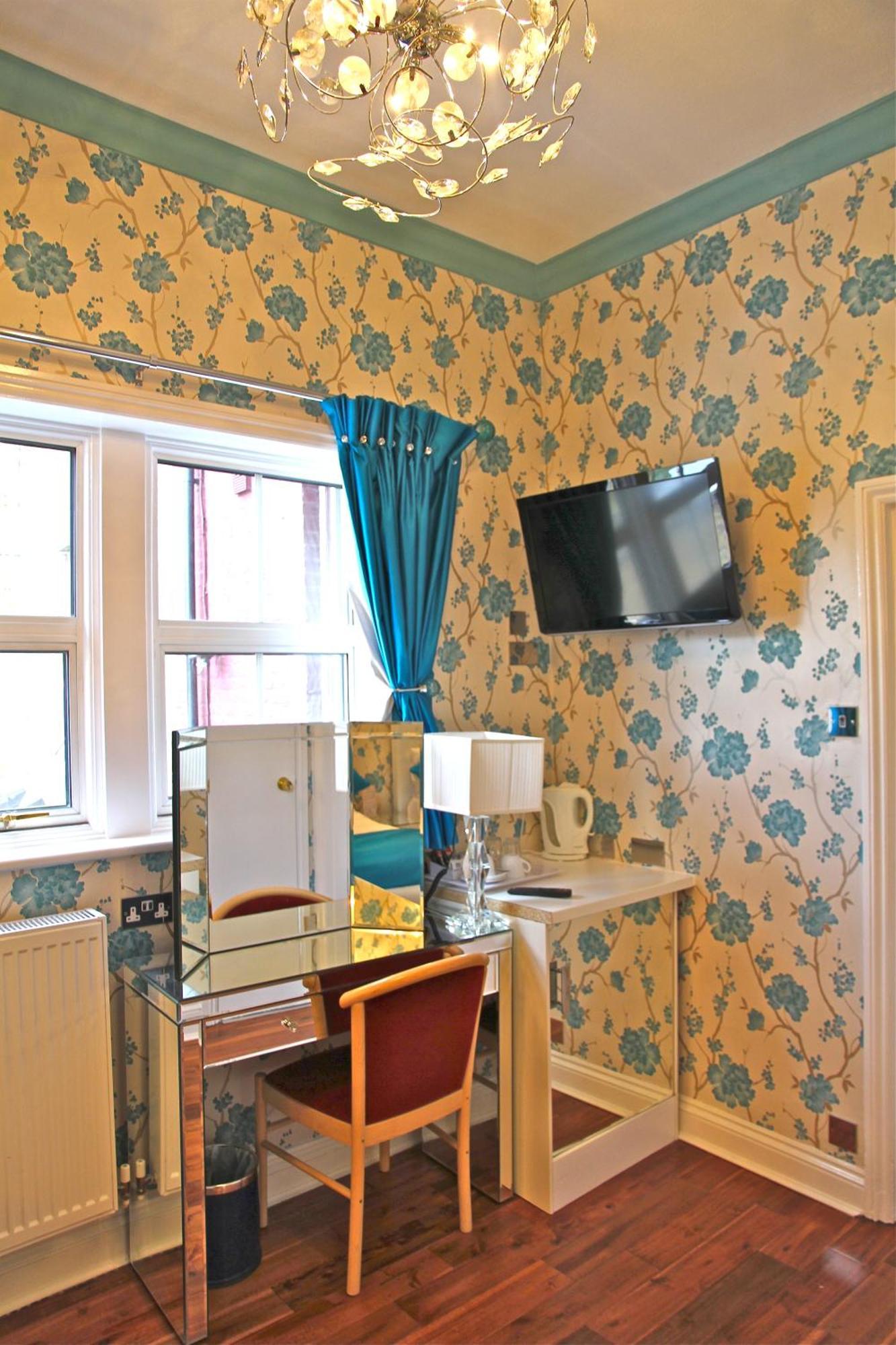 Crompton Guest House Хаунслоу Экстерьер фото