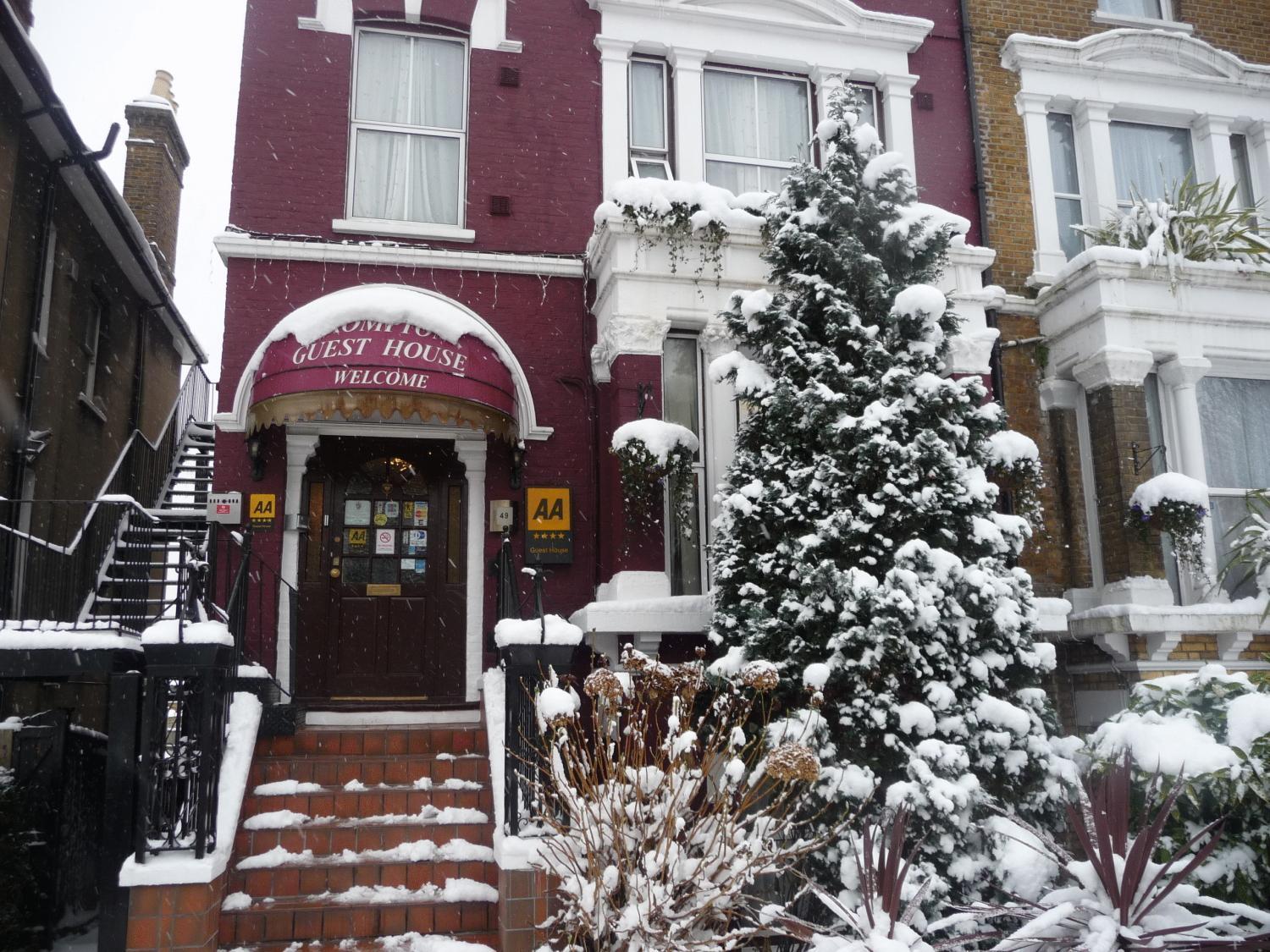 Crompton Guest House Хаунслоу Экстерьер фото