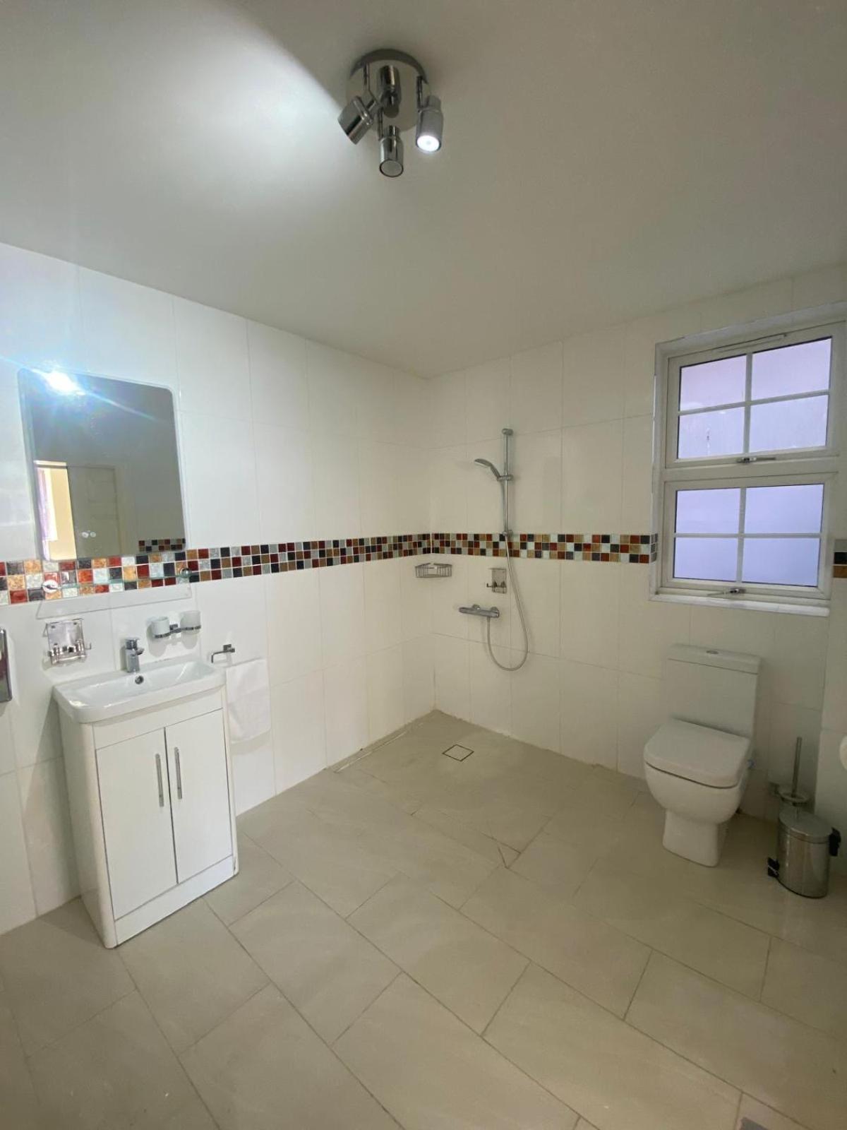 Crompton Guest House Хаунслоу Экстерьер фото