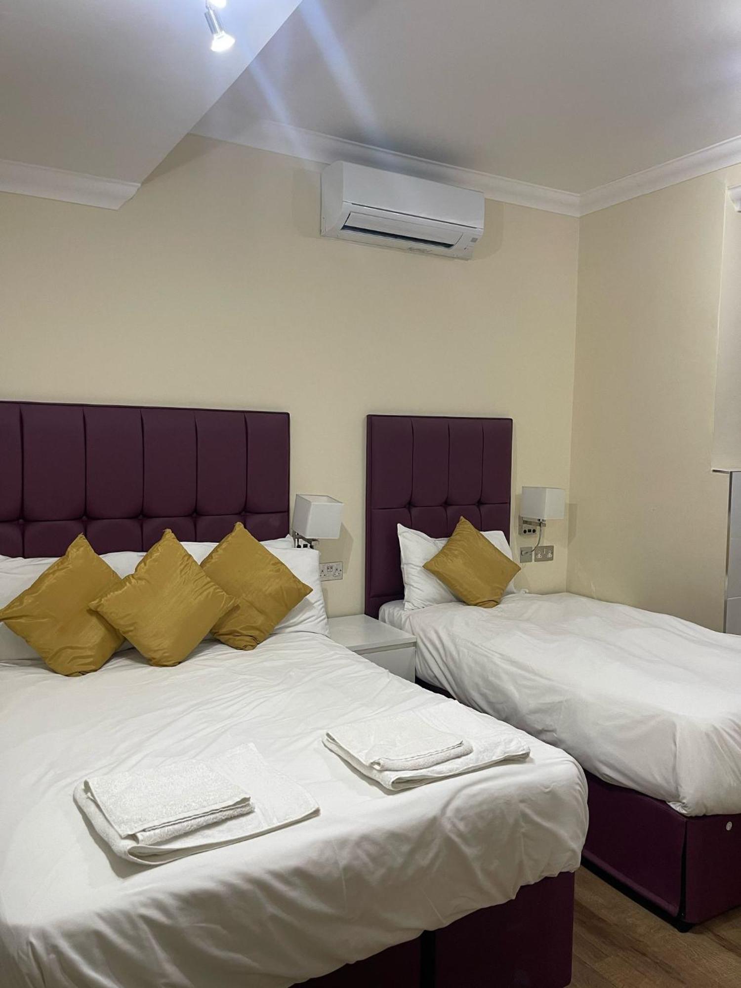 Crompton Guest House Хаунслоу Экстерьер фото