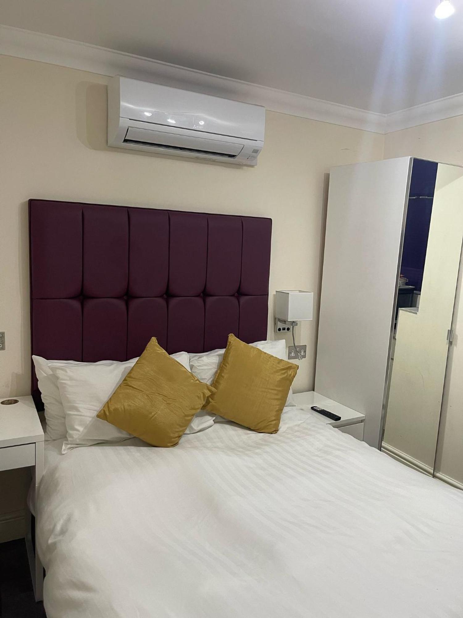 Crompton Guest House Хаунслоу Экстерьер фото