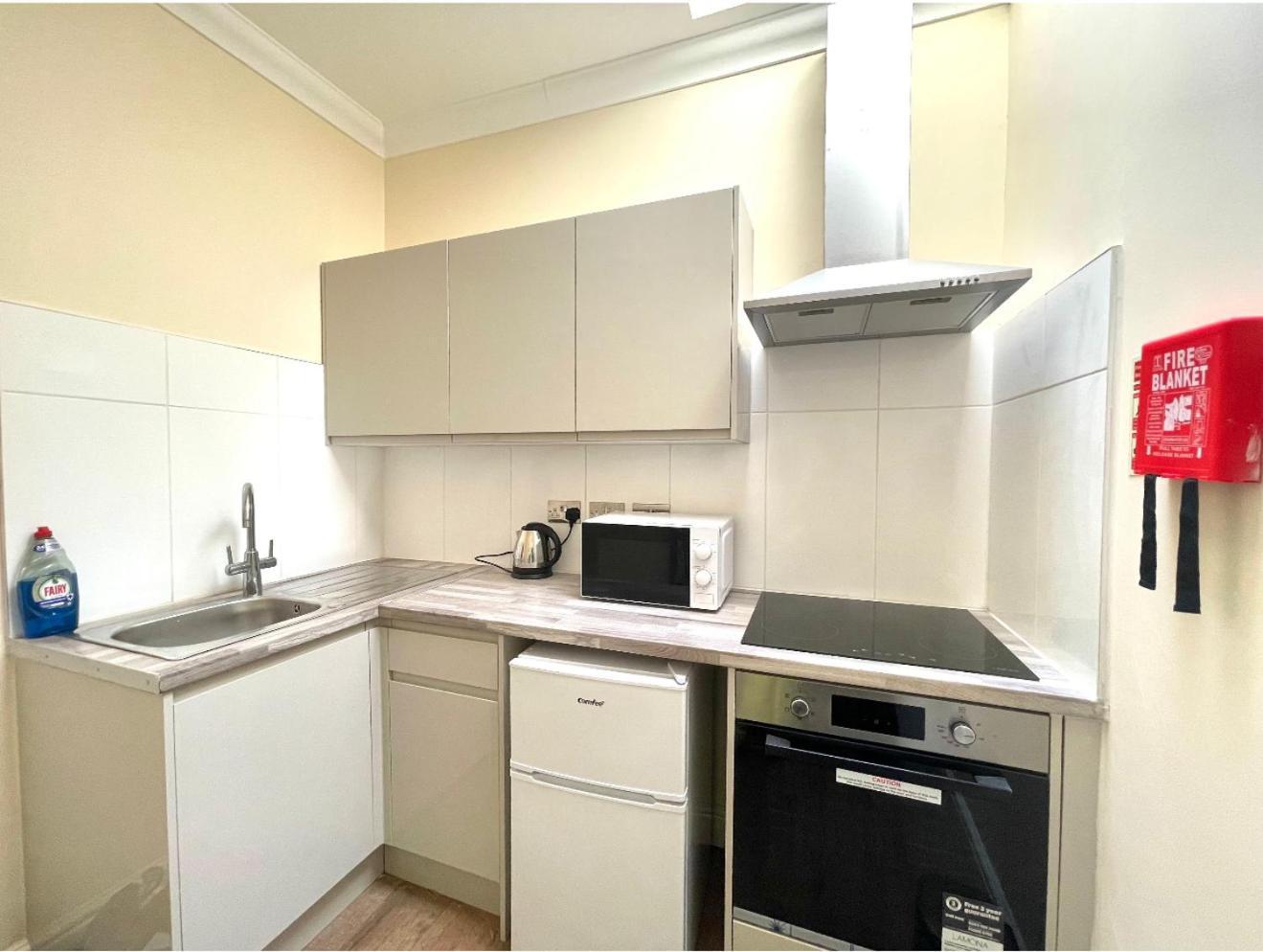 Crompton Guest House Хаунслоу Экстерьер фото