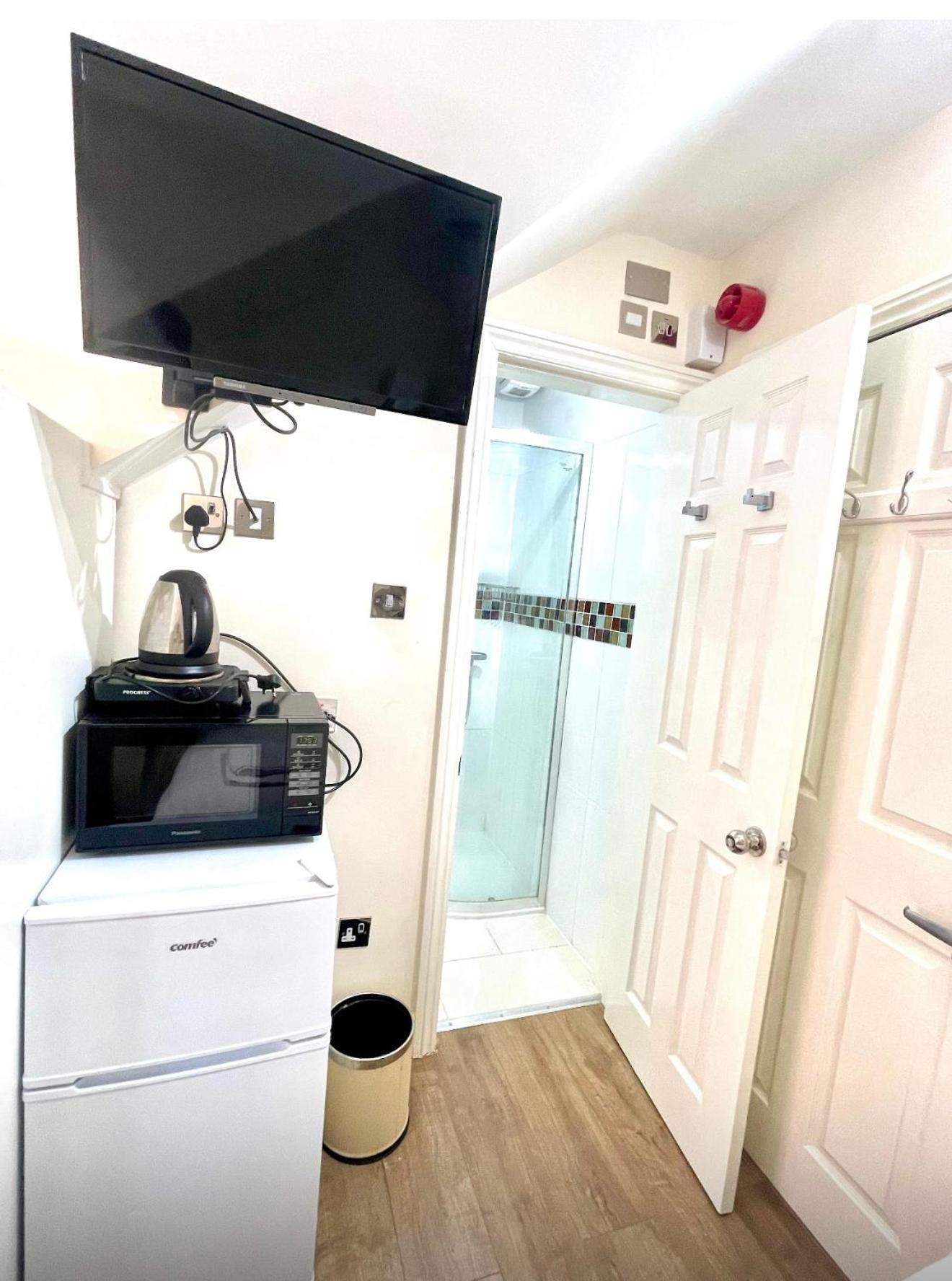 Crompton Guest House Хаунслоу Экстерьер фото