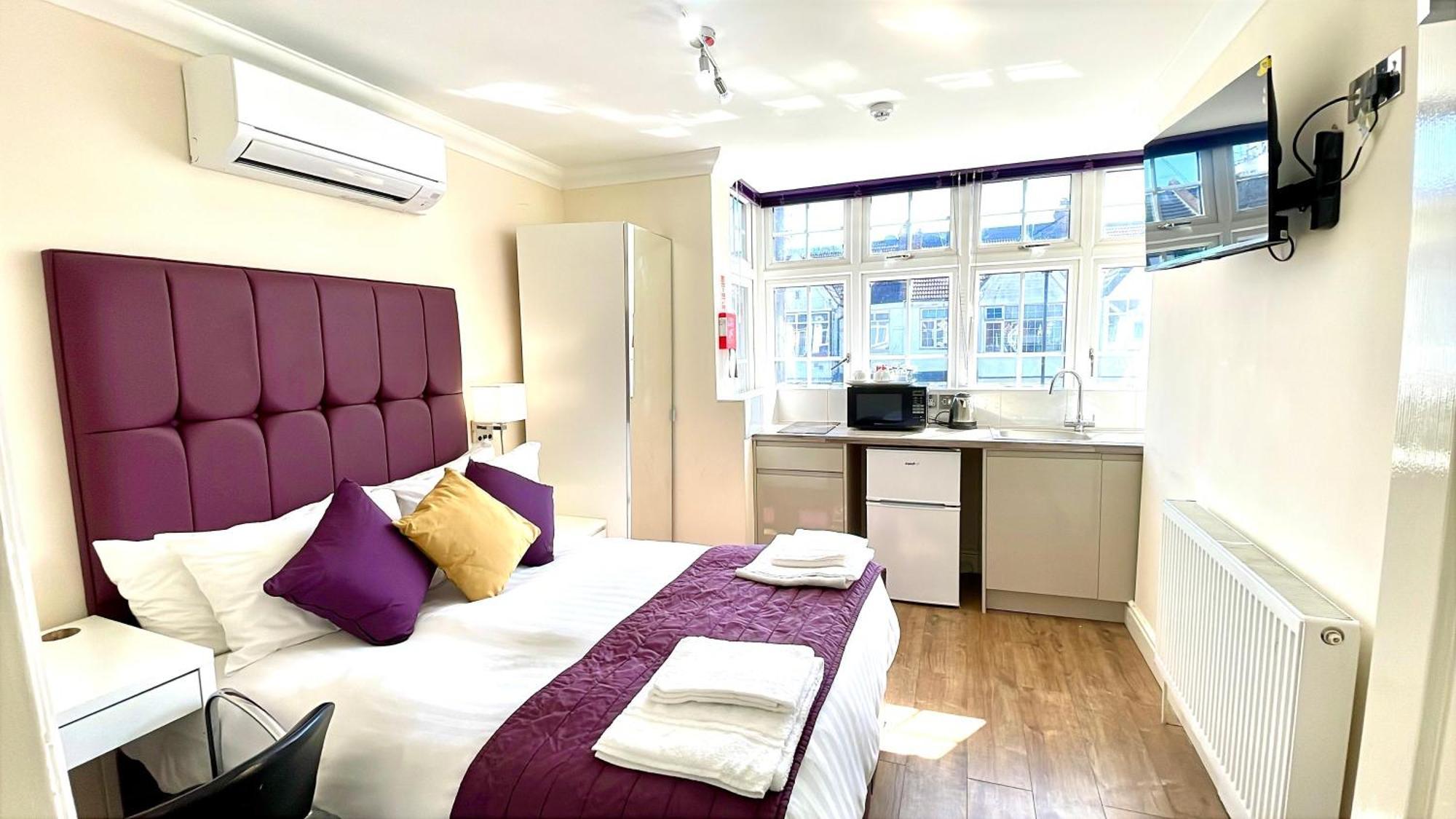Crompton Guest House Хаунслоу Экстерьер фото