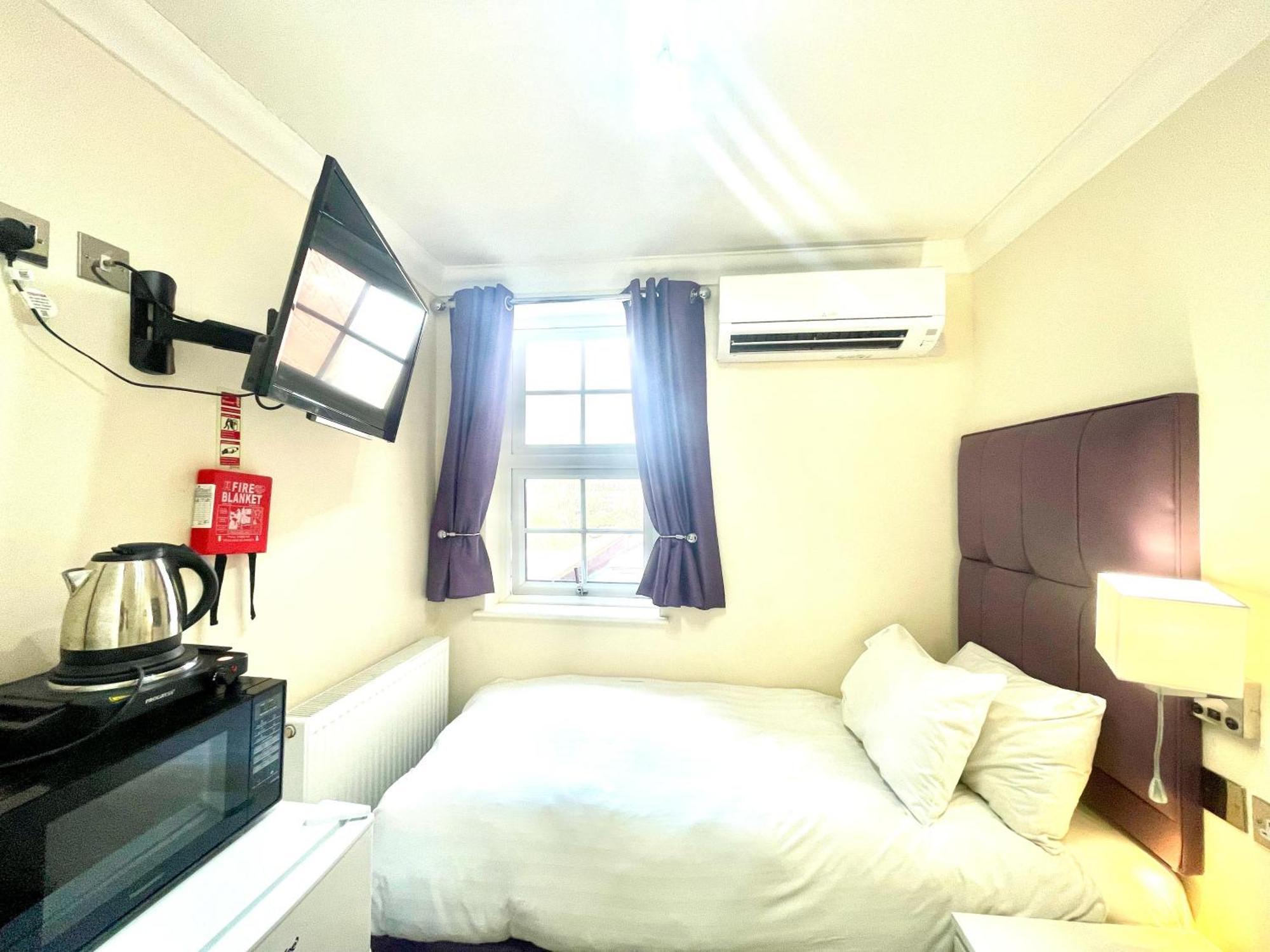 Crompton Guest House Хаунслоу Экстерьер фото