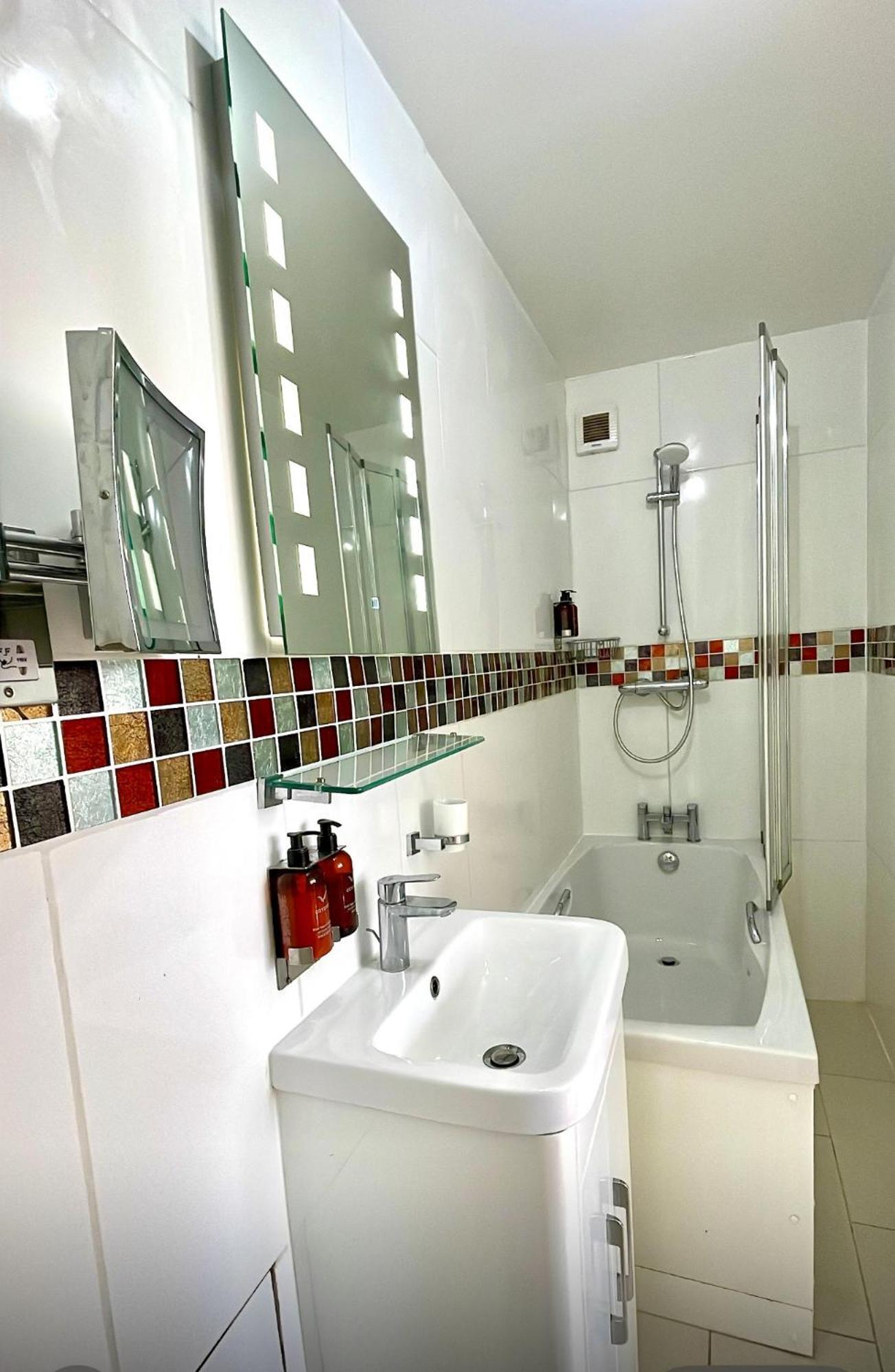Crompton Guest House Хаунслоу Экстерьер фото