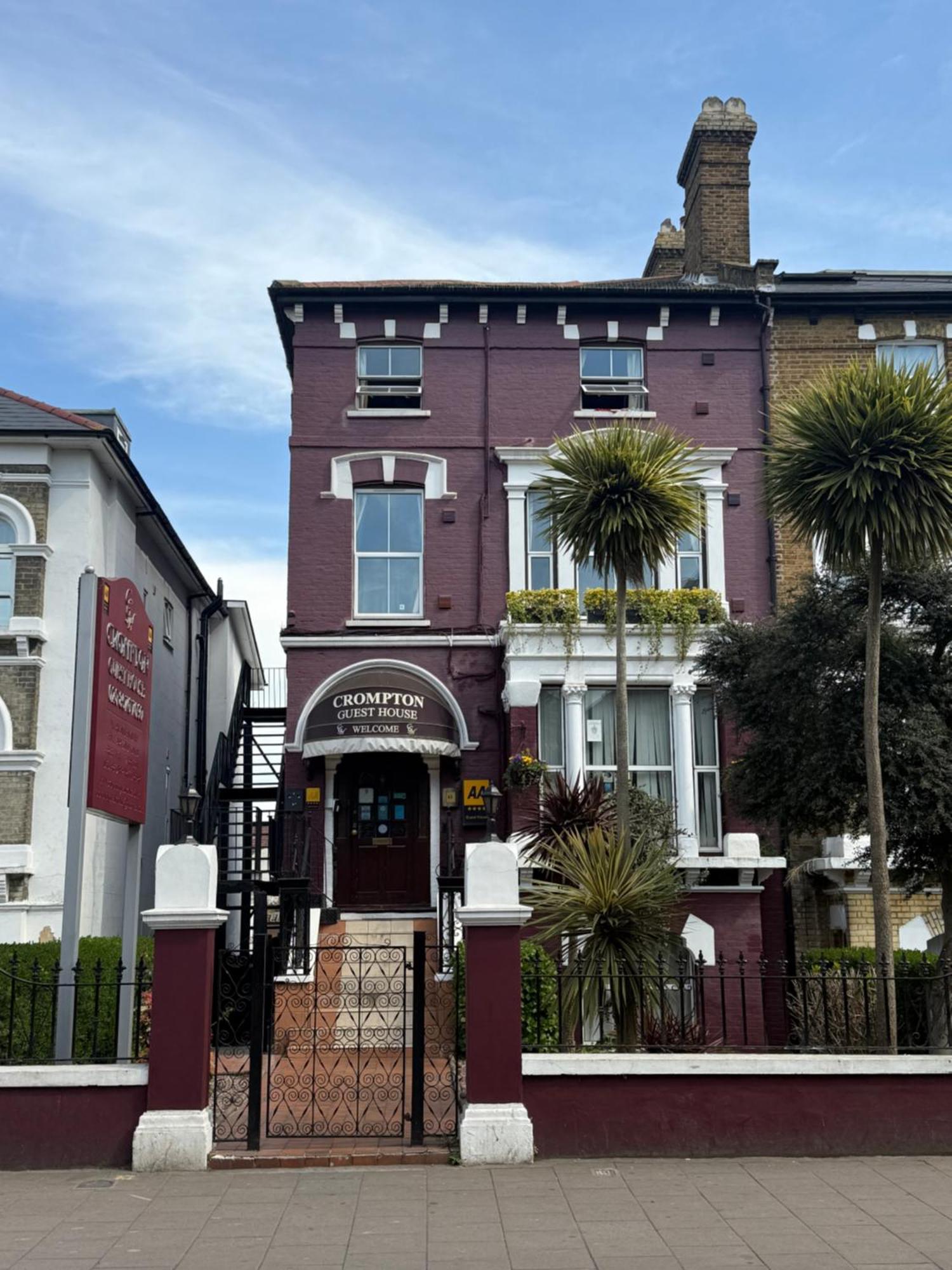Crompton Guest House Хаунслоу Экстерьер фото