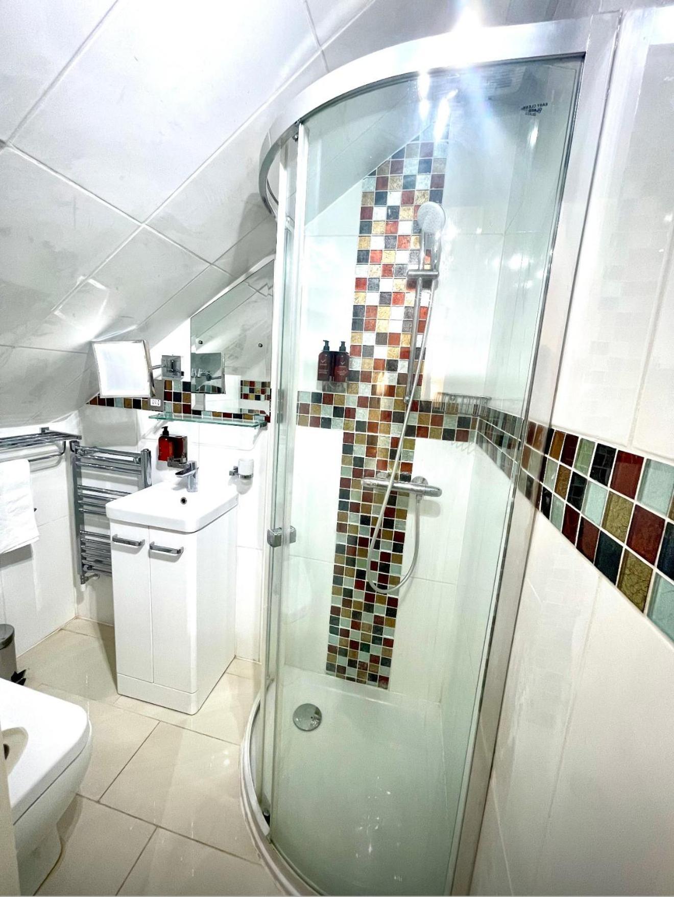 Crompton Guest House Хаунслоу Экстерьер фото