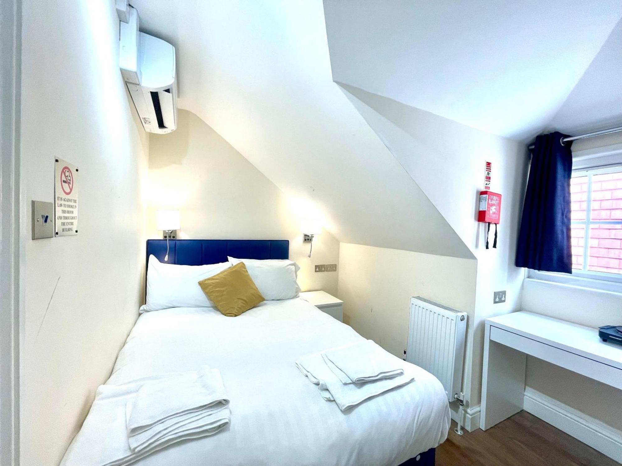 Crompton Guest House Хаунслоу Экстерьер фото