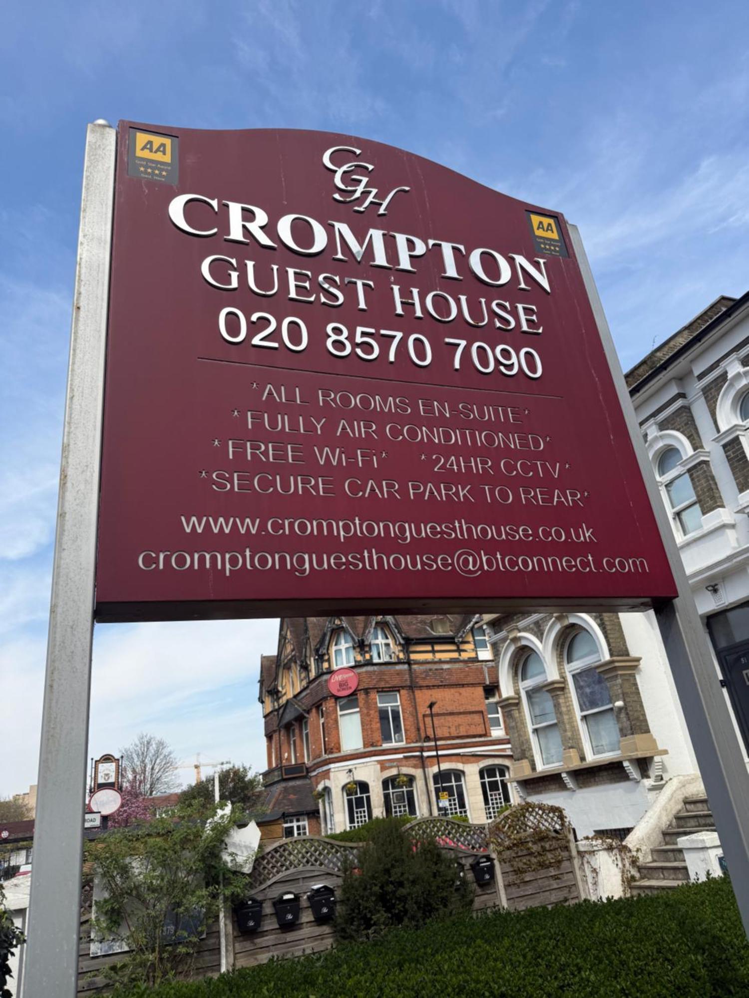 Crompton Guest House Хаунслоу Экстерьер фото