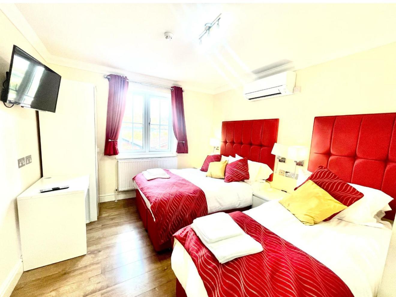 Crompton Guest House Хаунслоу Экстерьер фото