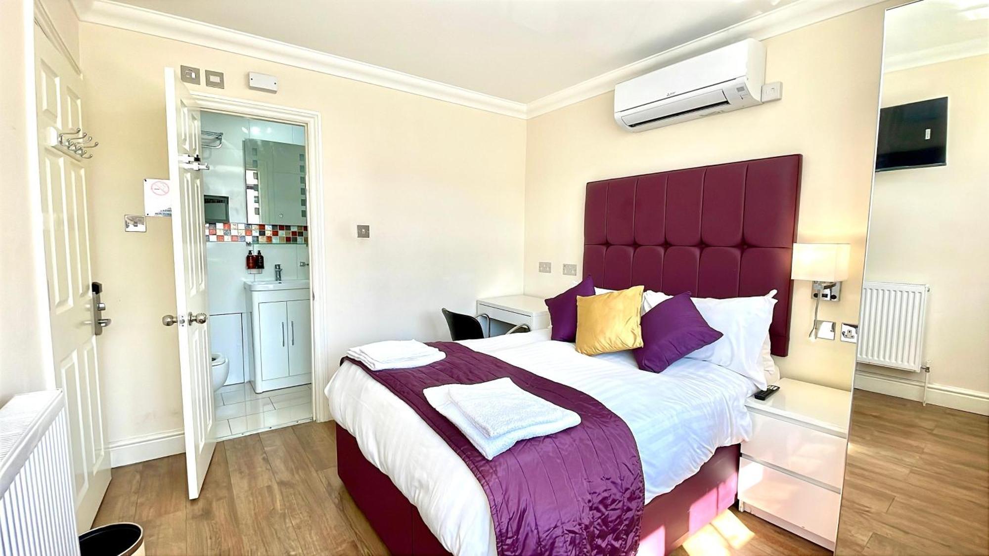 Crompton Guest House Хаунслоу Экстерьер фото
