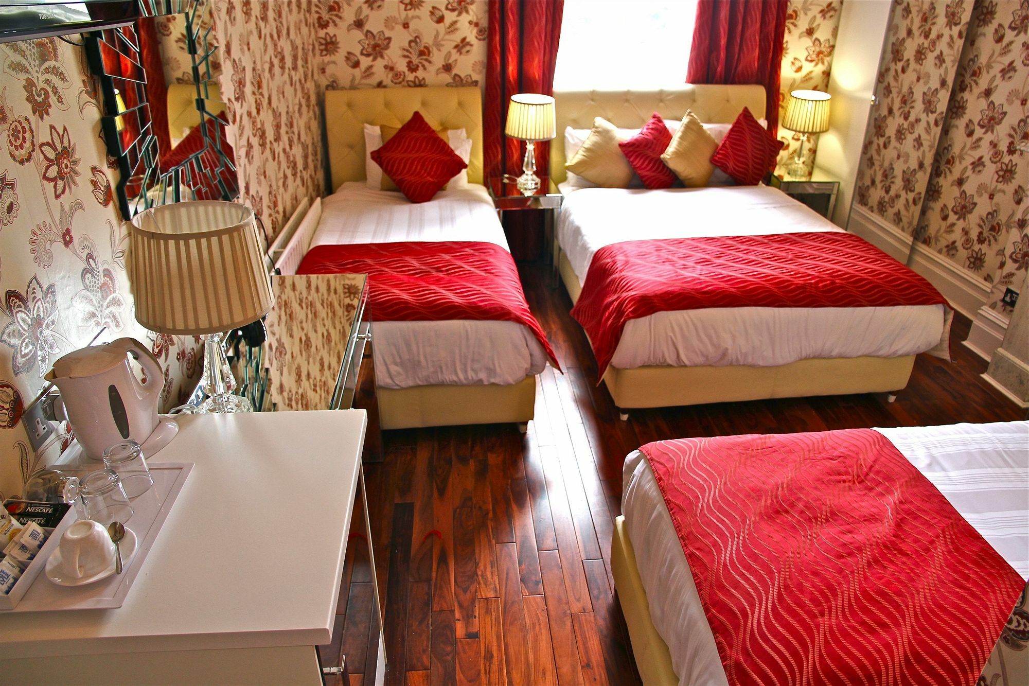 Crompton Guest House Хаунслоу Экстерьер фото