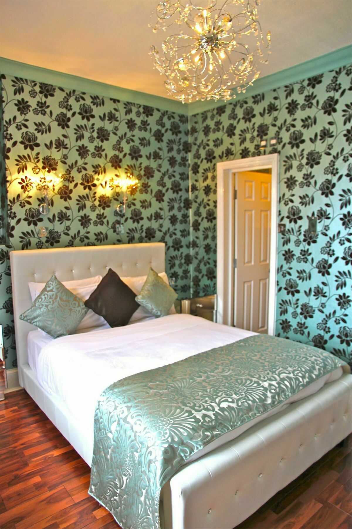 Crompton Guest House Хаунслоу Экстерьер фото
