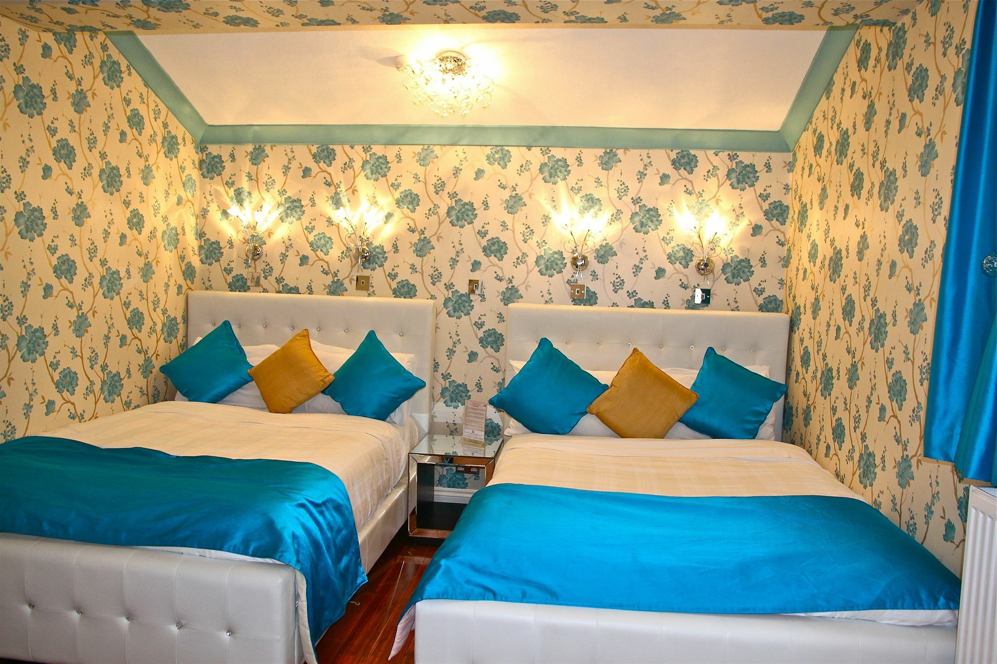 Crompton Guest House Хаунслоу Экстерьер фото